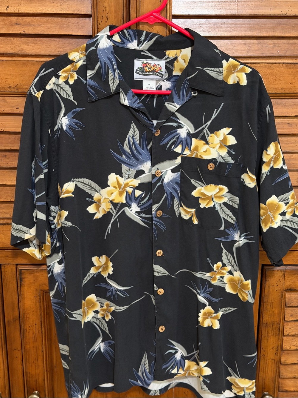 ▪️Paradise Coves Black with Gold Floral Hawaiian 🏝️ Shirt - Size Medium▪️
